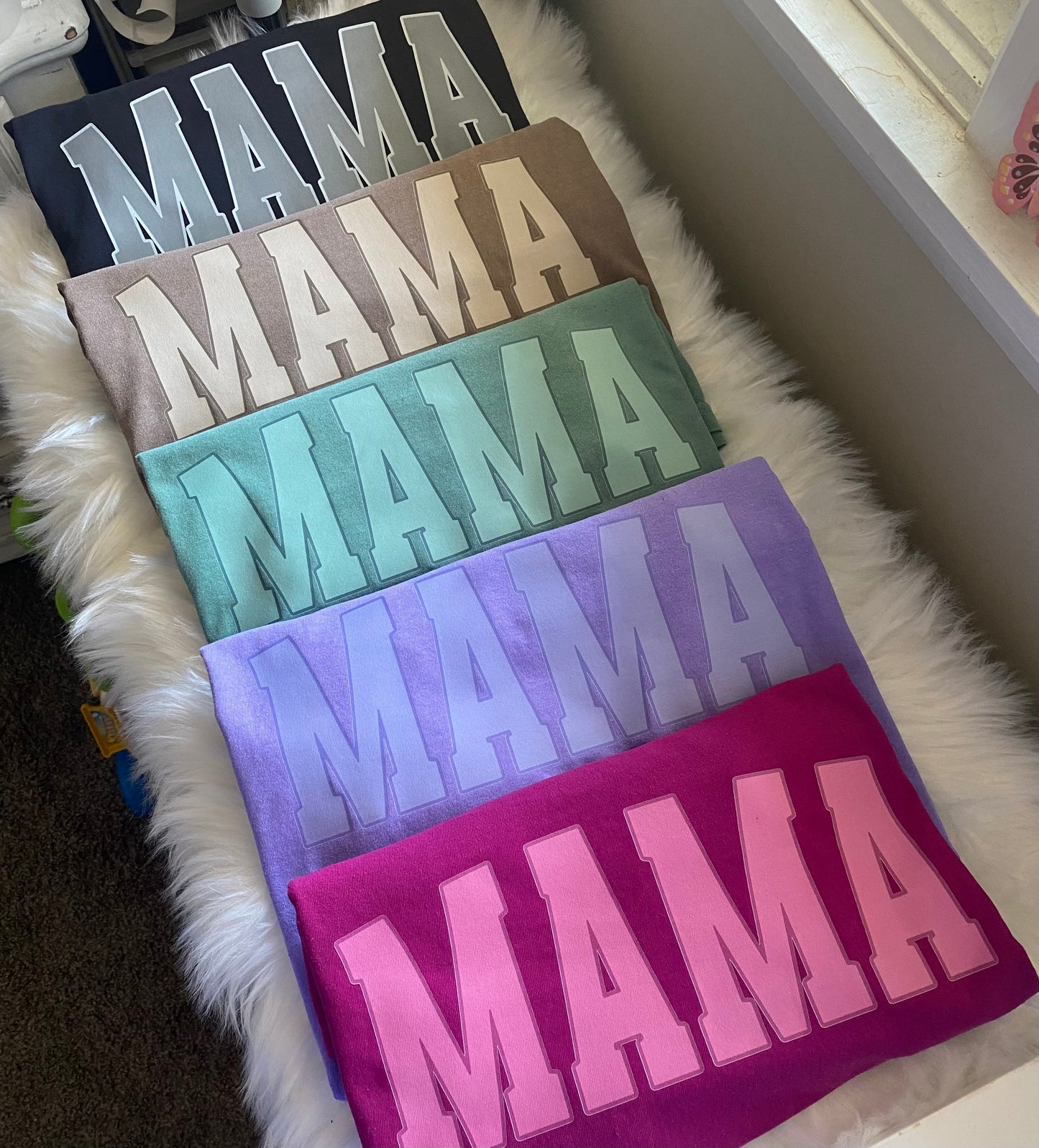 MONOTONE MAMA TEE