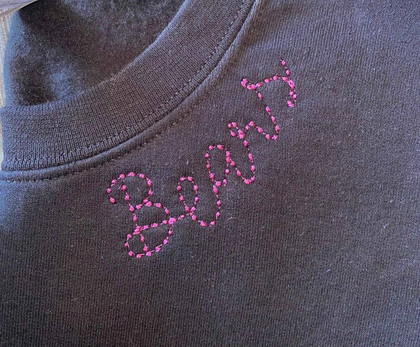 BEARS NECKLINE EMBROIDERY CREW